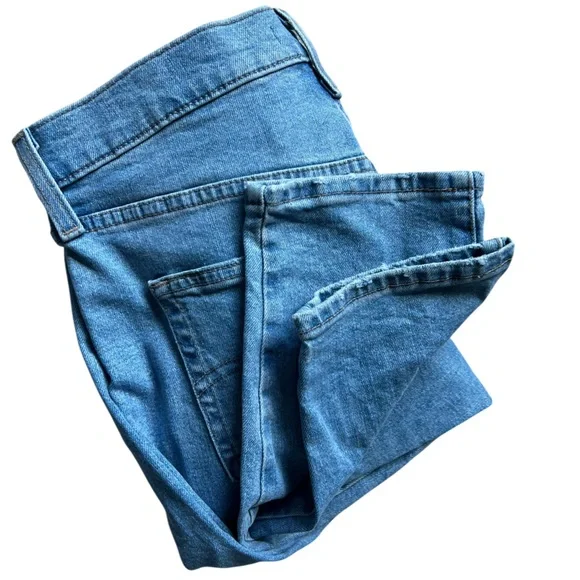 Levi's High Waisted Mom Jeans In A Light Blue Wash Size 30 - Picture 7 of 13